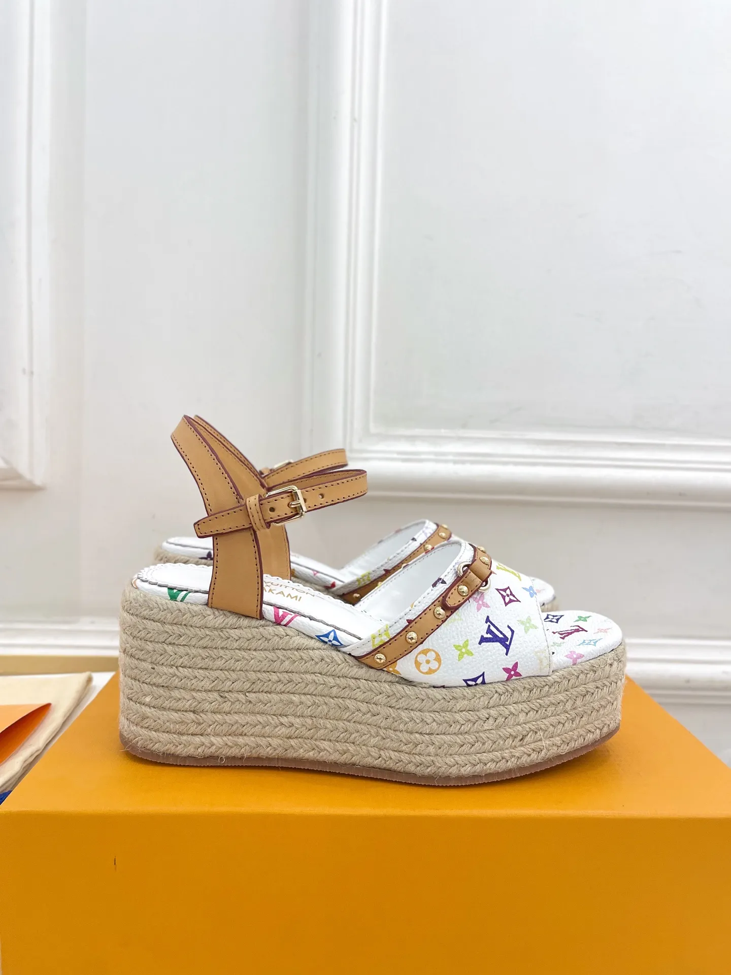 👟👟Ex-factory price 620👟👟 | Louis Vuitton 25𝐬𝐬 🧡💚2025 spring and summer new model top version‼ ️The original version is the same. The counter features the latest LV Full of high-end feel! A popular model among bloggers at home and abroad, it’s retro and fashionable and looks amazing on your feet! Mainly recommended model on the official website★ ━━━━━ ЅᏇєєt ━━━━━ ▪️Upper: Original customized cowhide print ▪️Lining: imported sheepskin lining ▪️Outsole: original molded outsole ▪️Heel height: 8cm, water platform 4.5cm ▪️Shoe size: 35-39 (customized for 40, 41)
